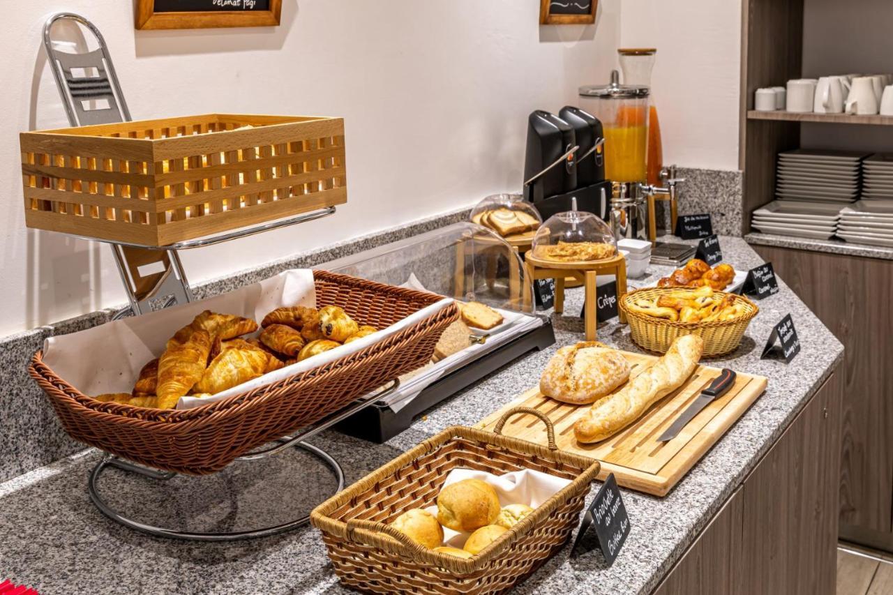 קורבוו Fraser Suites Paris La Defense מראה חיצוני תמונה A breakfast buffet at a hotel