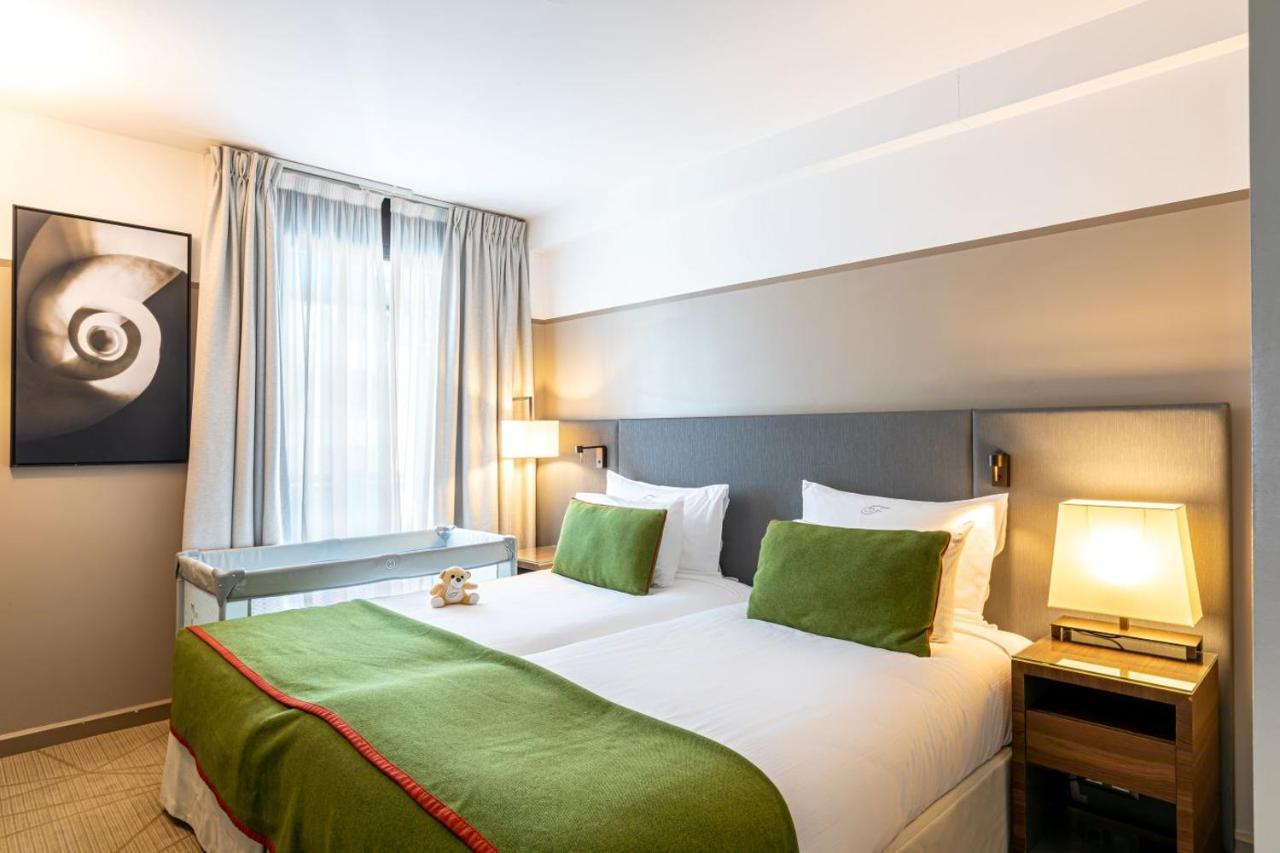 קורבוו Fraser Suites Paris La Defense מראה חיצוני תמונה A typical room at the hotel