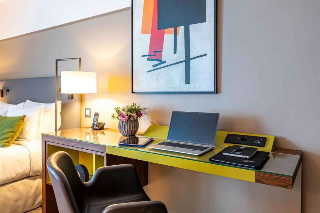 קורבוו Fraser Suites Paris La Defense מראה חיצוני תמונה A work desk in a hotel room