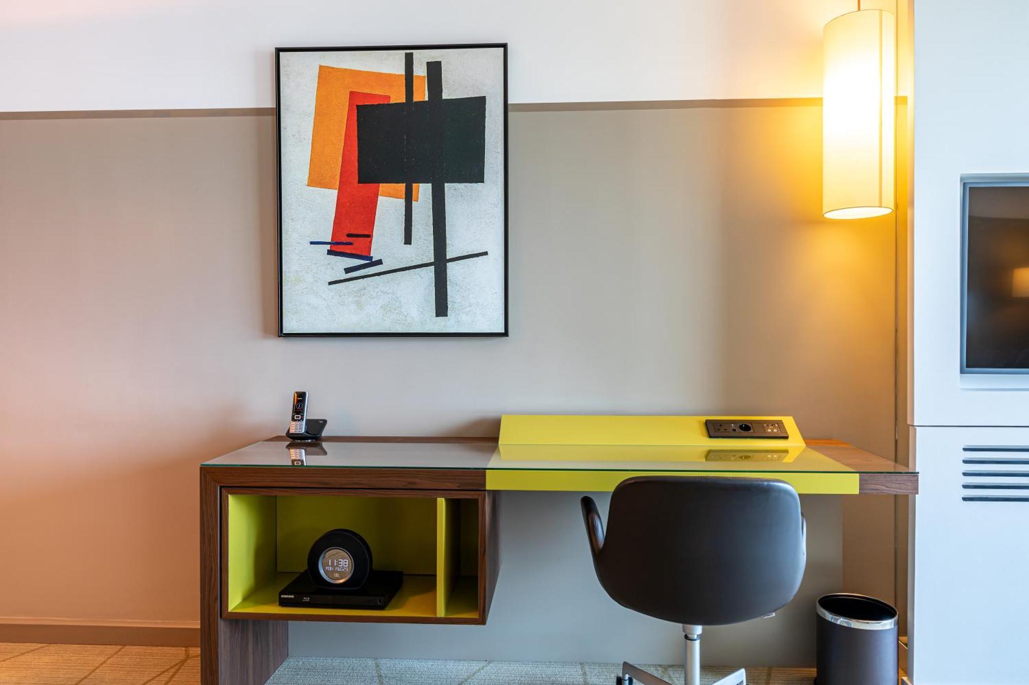 קורבוו Fraser Suites Paris La Defense מראה חיצוני תמונה A work desk in a hotel room