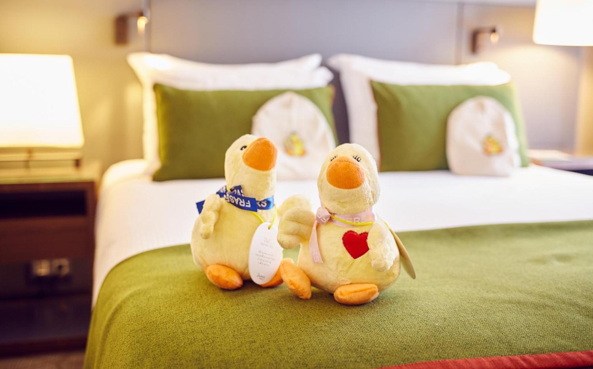 קורבוו Fraser Suites Paris La Defense מראה חיצוני תמונה The hotel's mascot, the duck