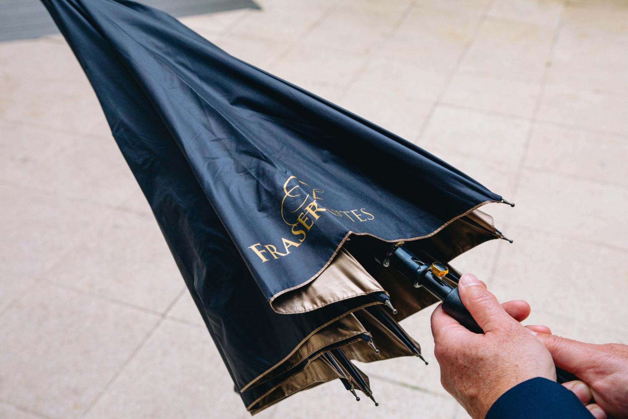קורבוו Fraser Suites Paris La Defense מראה חיצוני תמונה A closed inverted umbrella