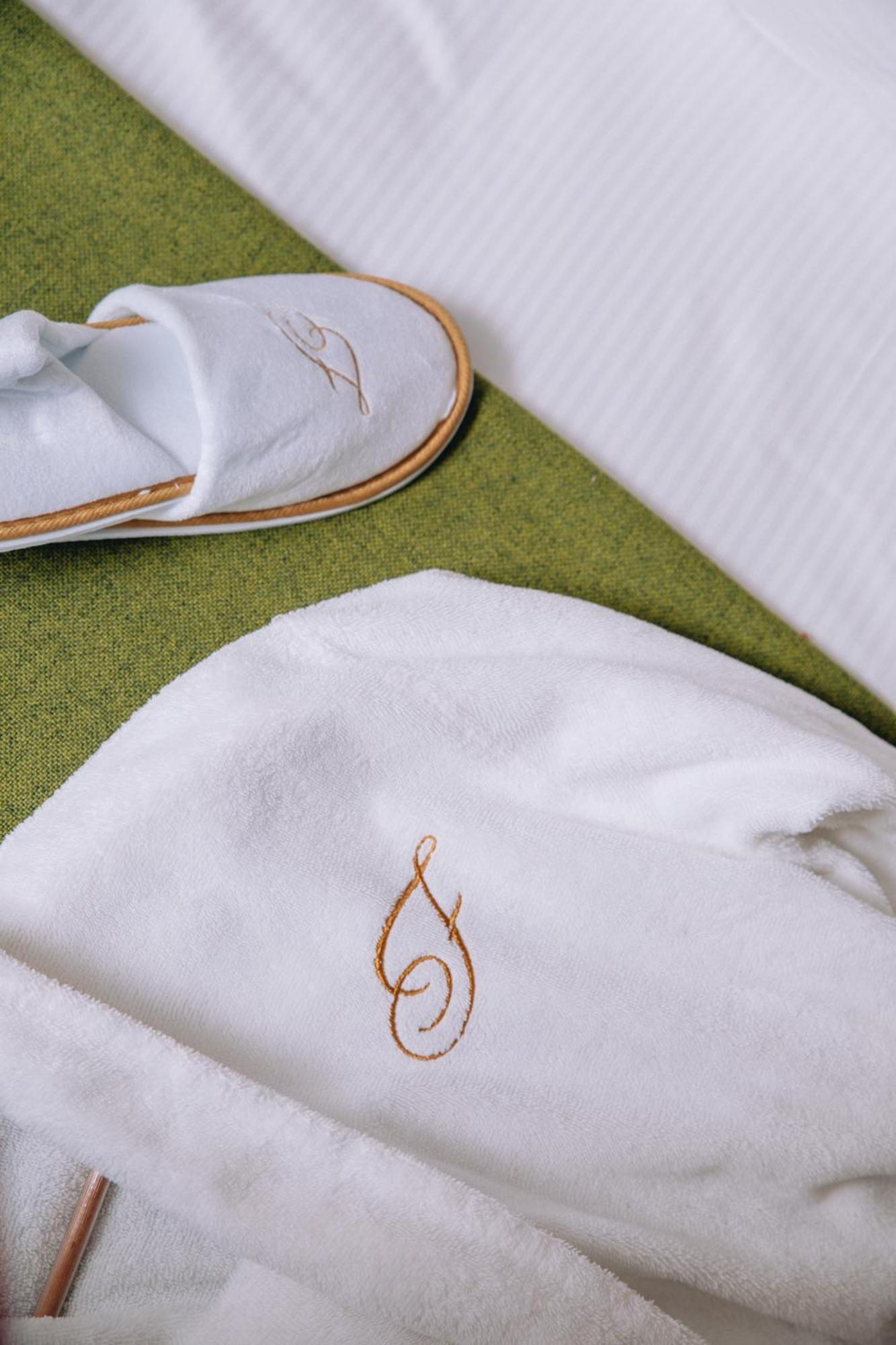 קורבוו Fraser Suites Paris La Defense מראה חיצוני תמונה A detail of the embroidered shirt worn by the winner of the 2011 Tour de France.