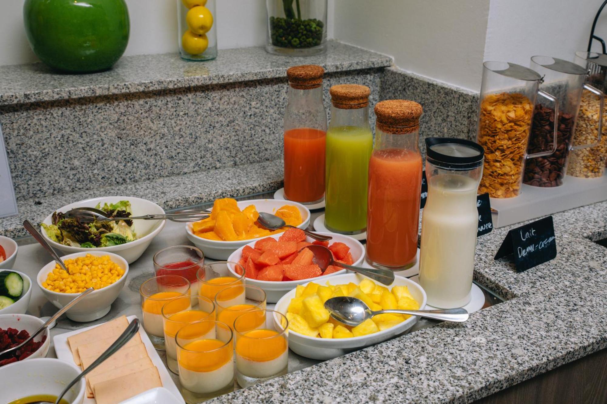 קורבוו Fraser Suites Paris La Defense מראה חיצוני תמונה A selection of fruit and juice at a buffet