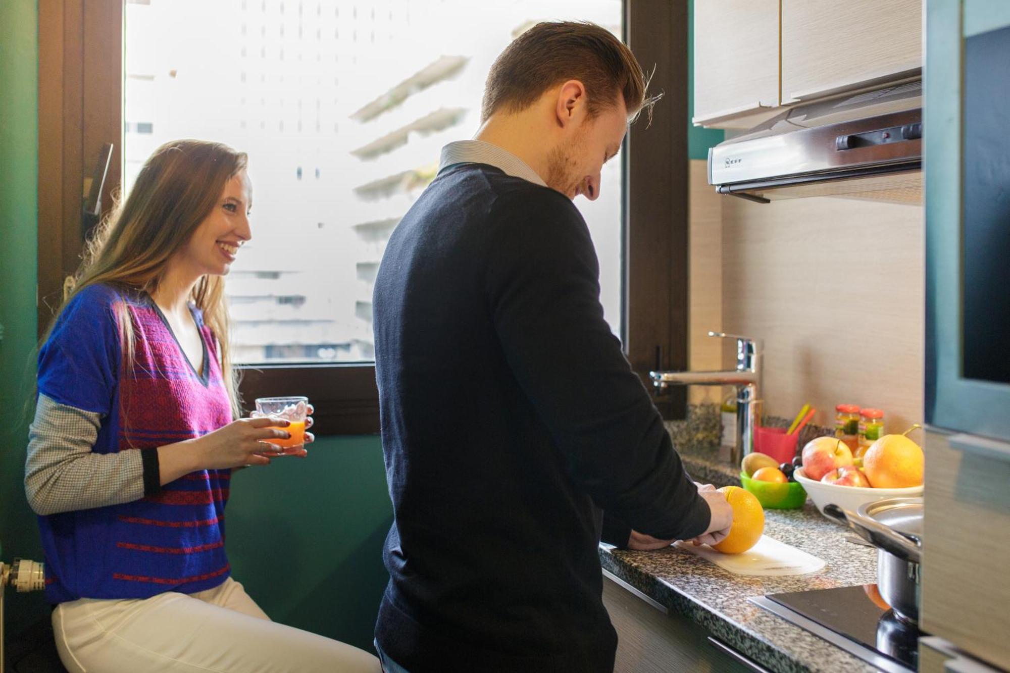 קורבוו Fraser Suites Paris La Defense מראה חיצוני תמונה A couple cooking together