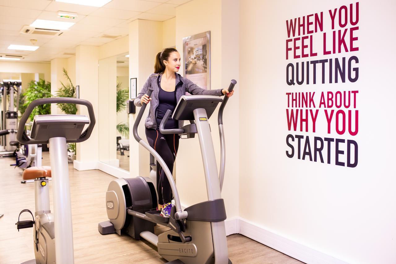 קורבוו Fraser Suites Paris La Defense מראה חיצוני תמונה A woman on a cross trainer