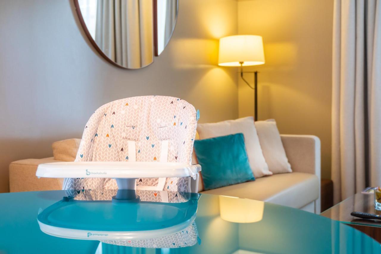 קורבוו Fraser Suites Paris La Defense מראה חיצוני תמונה A high chair
