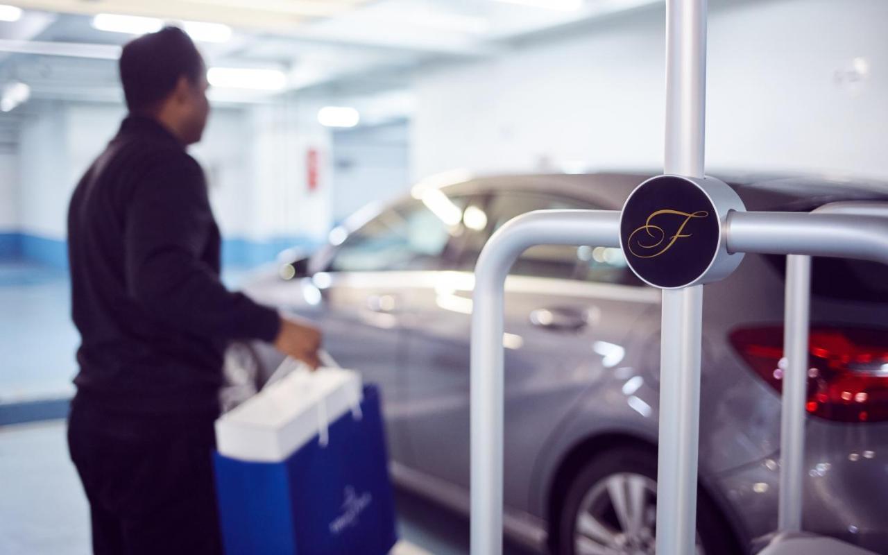 קורבוו Fraser Suites Paris La Defense מראה חיצוני תמונה Valet parking at the Four Seasons Hotel, London